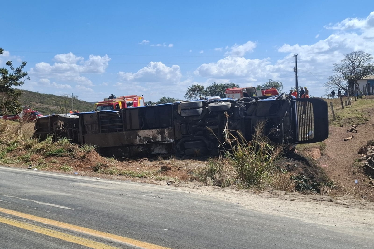 GO-010: acidente entre carreta, carro e ônibus deixa cinco mortos