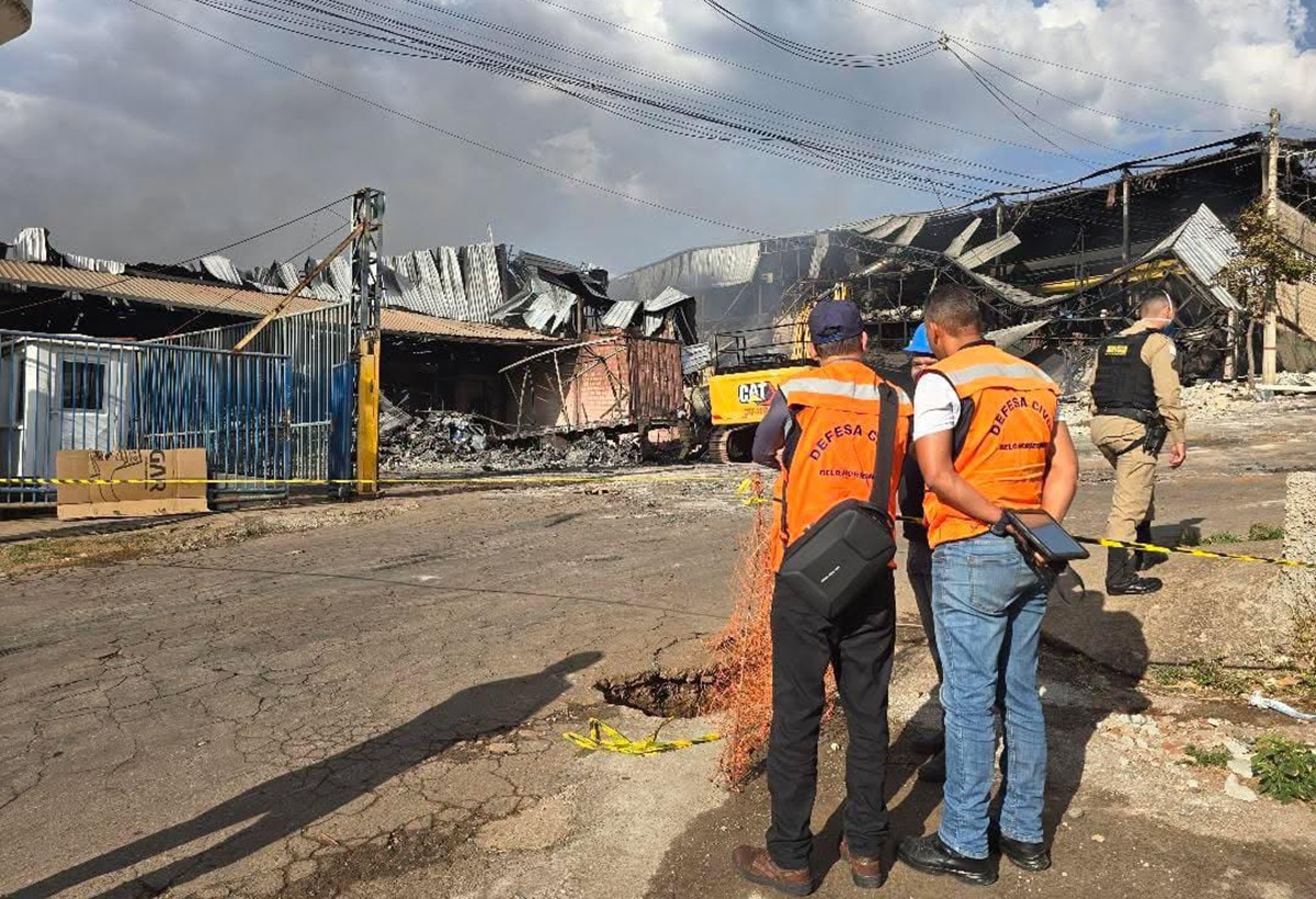 Moradores são evacuados após incêndio em fábrica em Belo Horizonte