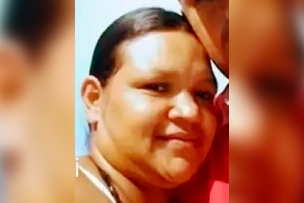 Homem mata ex com golpes de enxada e foge com filha de 4 anos