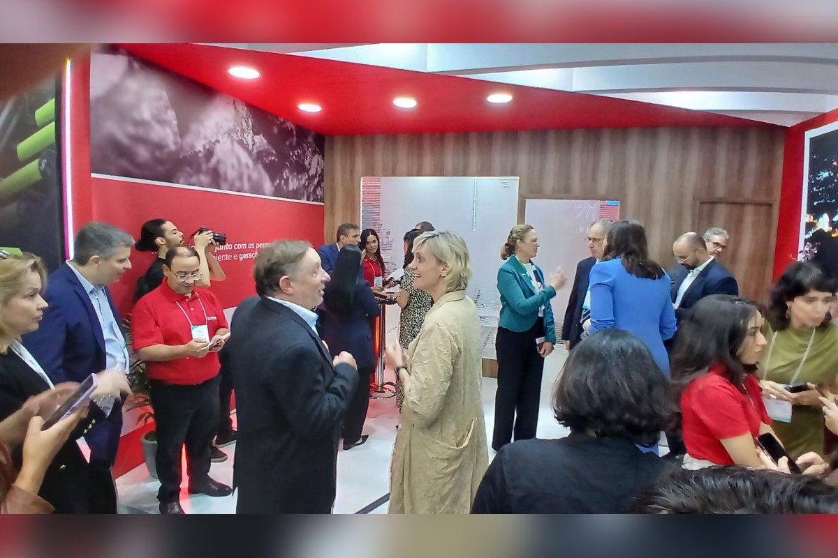 Milena Pedrosa conversando com representante da Saint George
