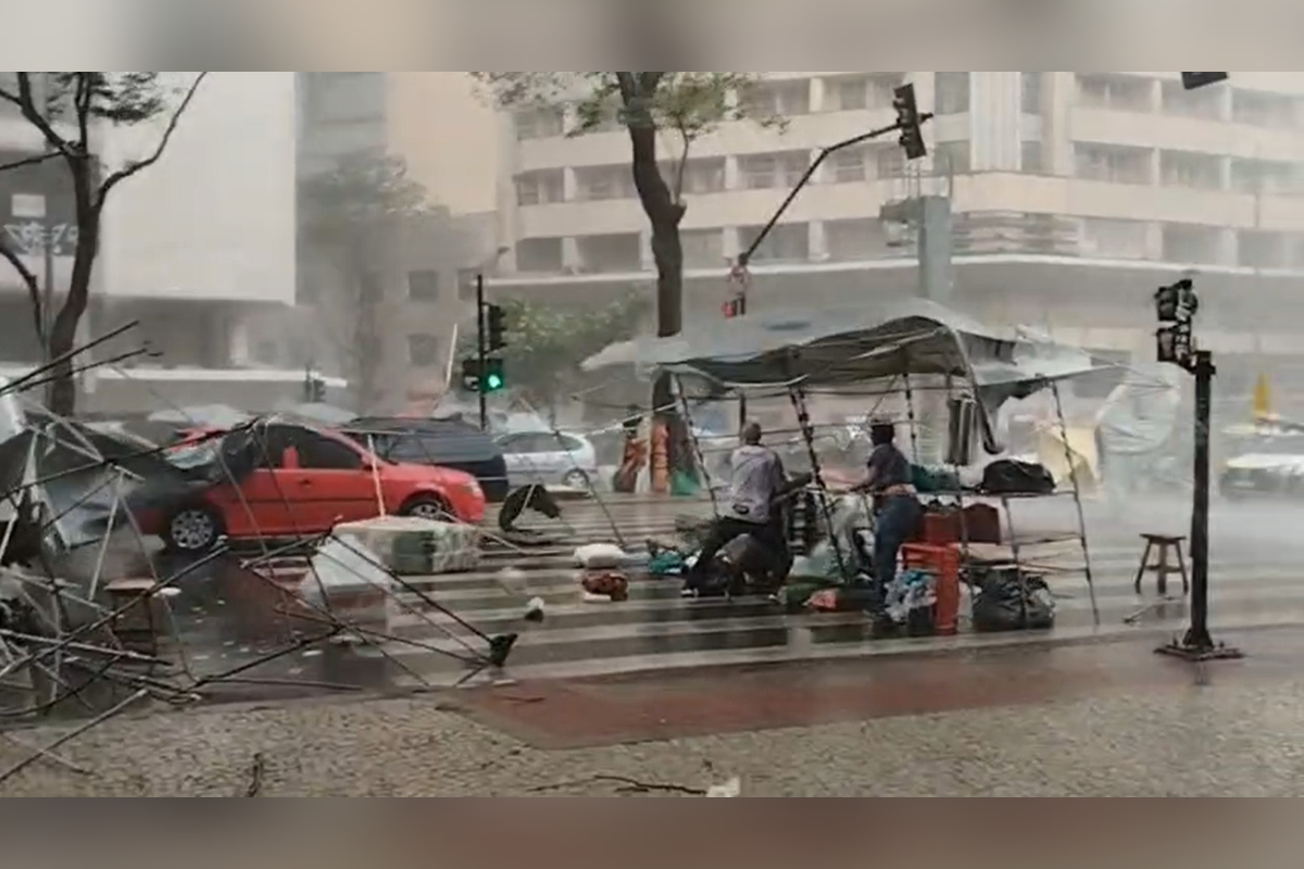 Forte chuva e ventania arrastam barracas na Feira Hippie em BH