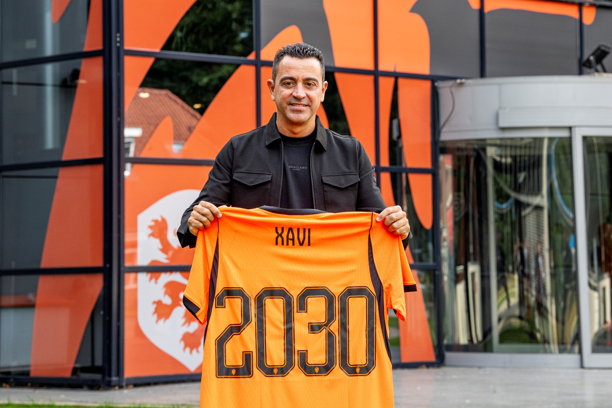 Xavi é apresentado na Holanda e assume compromisso por títulos