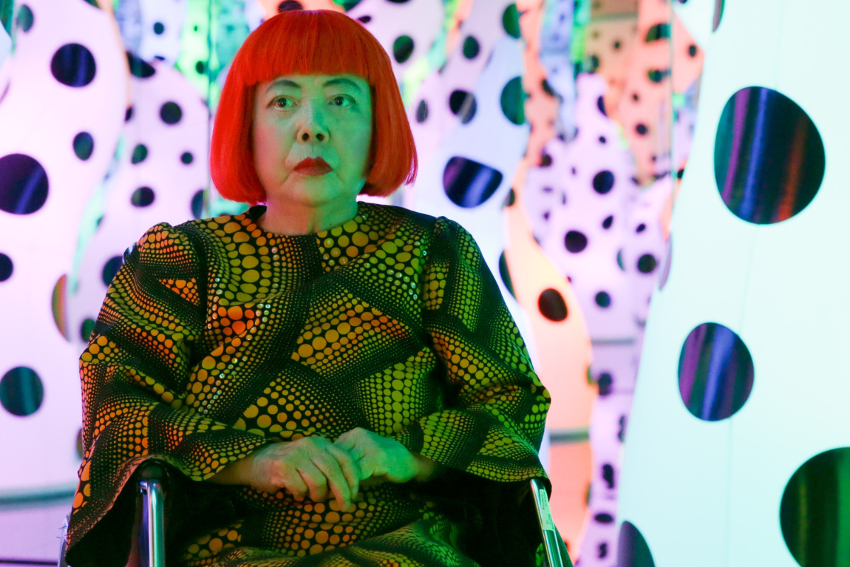 Além das bolinhas: Yayoi Kusama usou nudez e "orgias" para protestar - QTU Questões do Universo