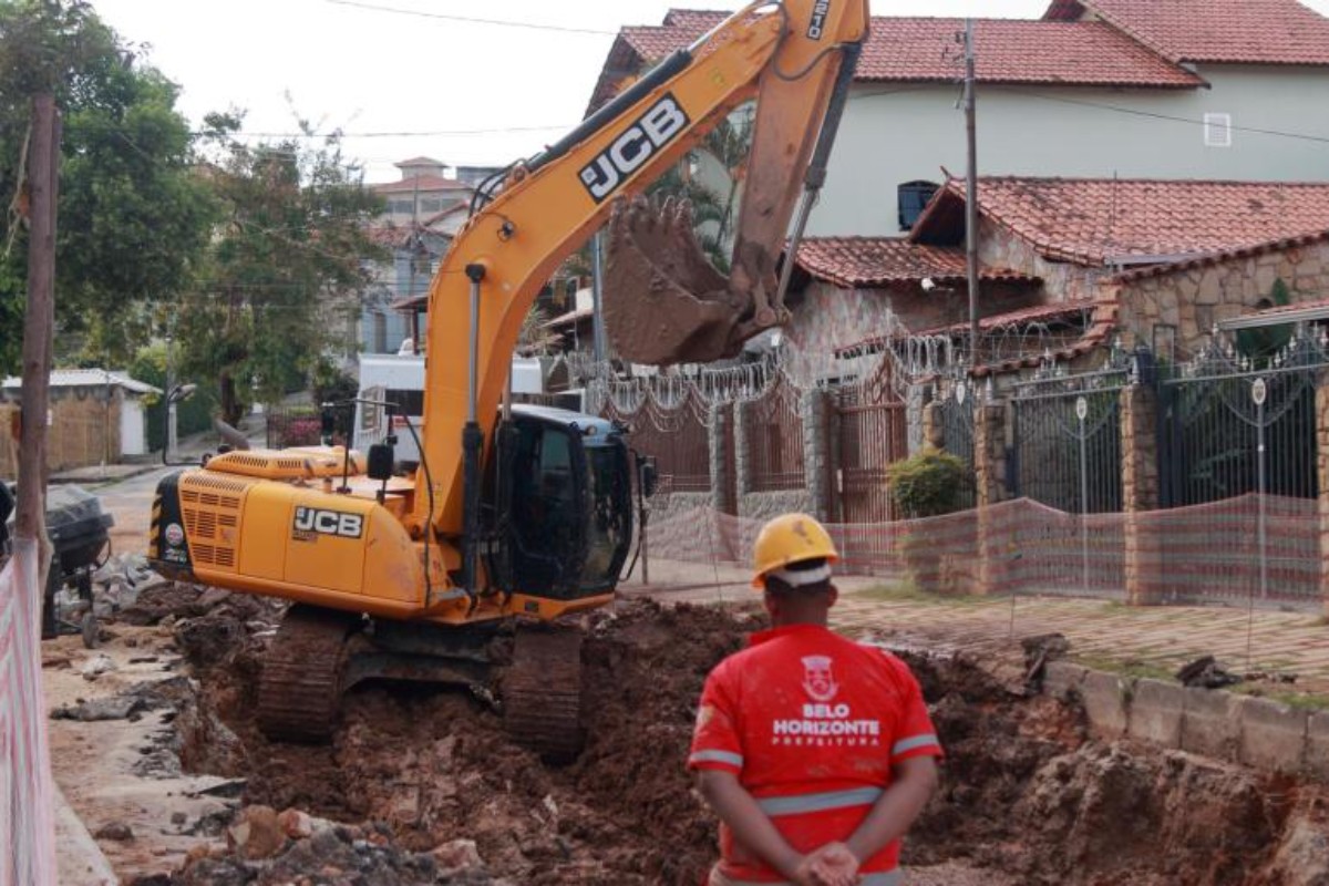 PBH faz força-tarefa no Barreiro após chuva causar estragos