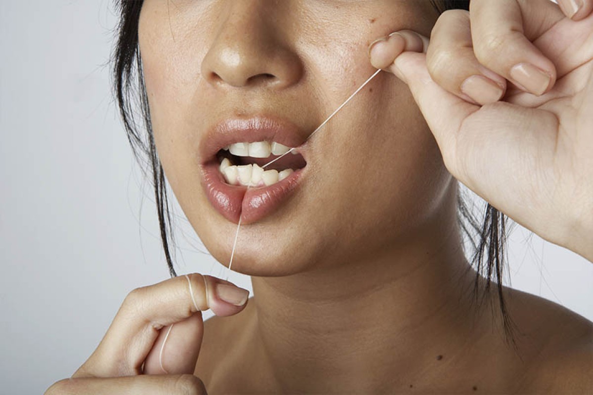 Dentista ensina o jeito certo de usar o fio dental e evitar o mau hálito