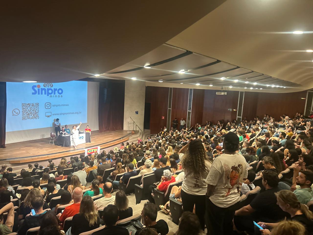 Professores de escolas particulares mantêm greve em BH