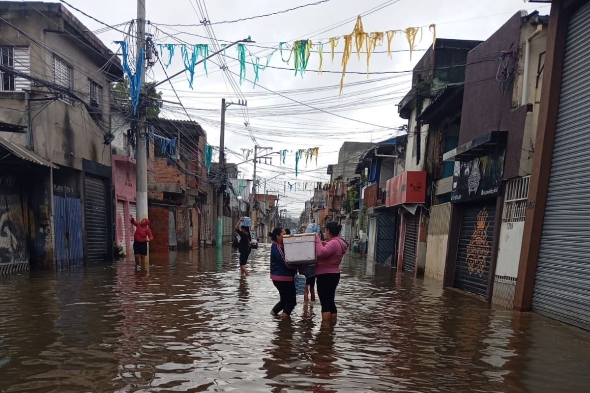 Alagado há 4 dias, Jd. Pantanal se mobiliza para distribuir água e comida