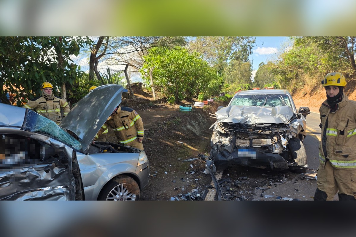 carros destruídos após acidente morte MG-010