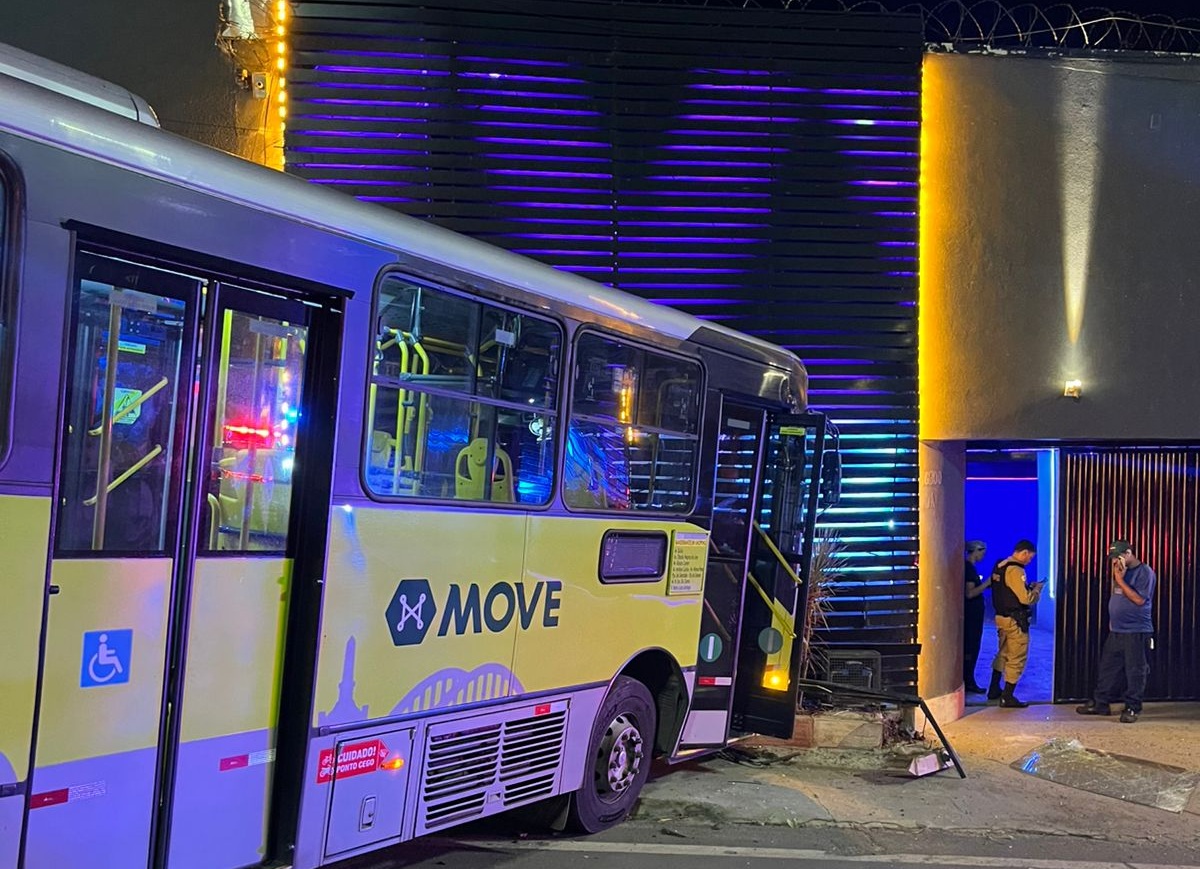 Motorista perde controle e ônibus atinge motel no Anel Rodoviário de BH