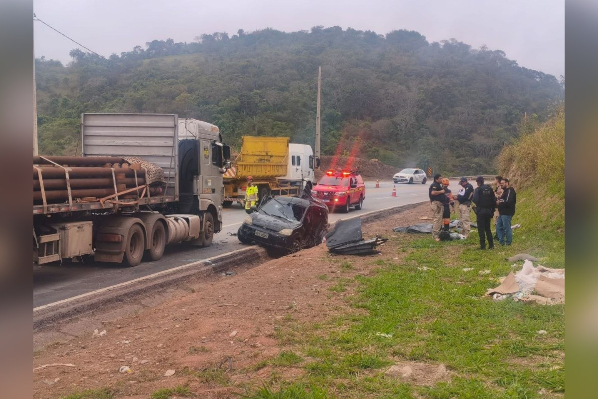 MG: duas pessoas morrem e quatro ficam feridas em grave acidente na BR-381