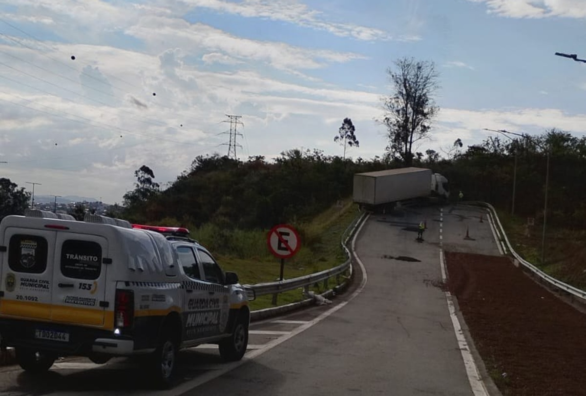 Caminhoneiro erra área de escape no Anel de BH e quase tomba caminhão - Foto