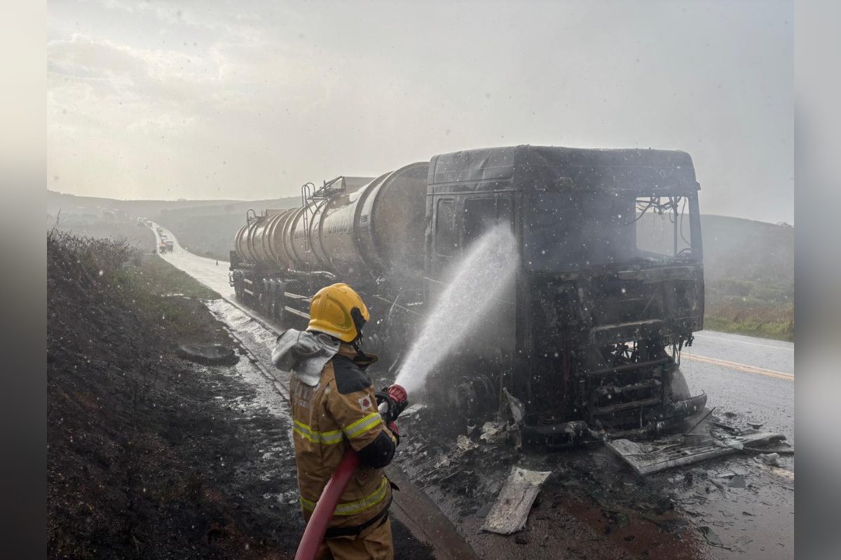 Carreta com 30 mil litros de etanol pega fogo na BR-262, em MG