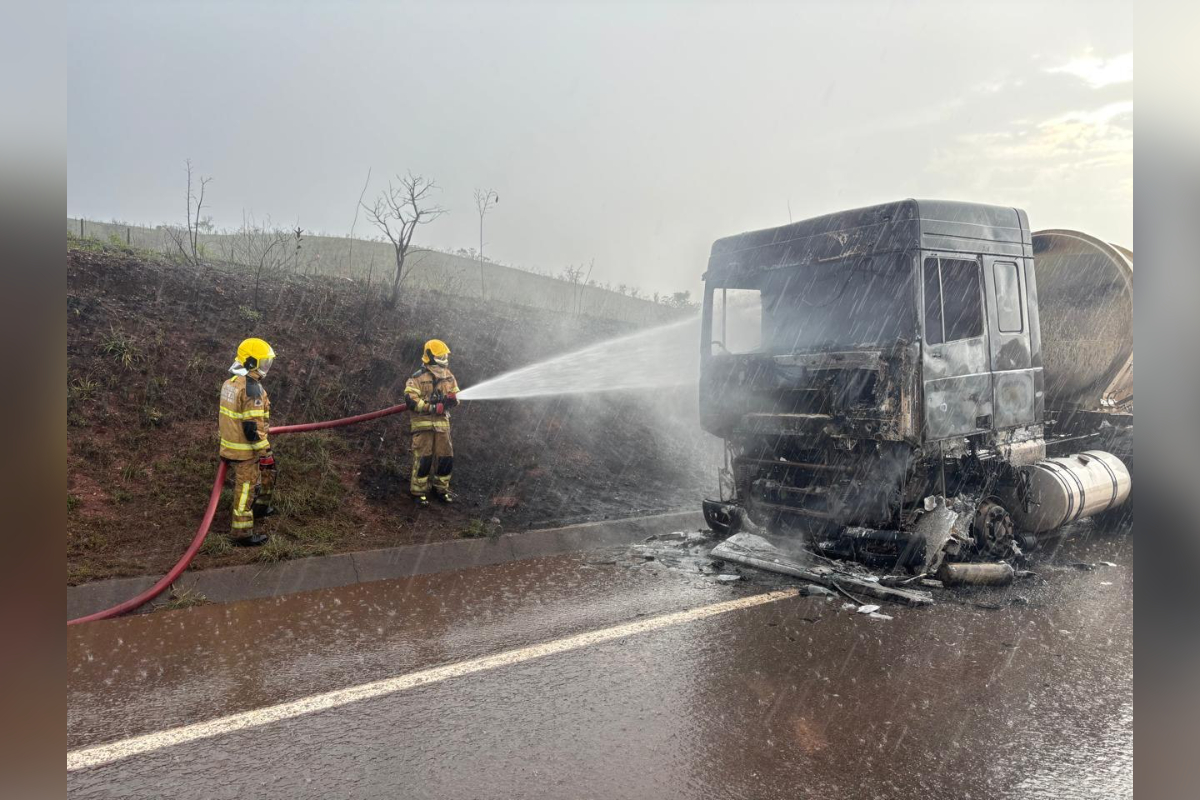 carreta com etanol pega fogo