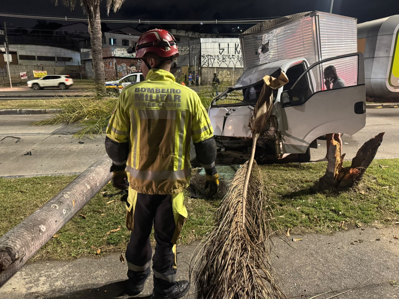 Caminhão furtado é perseguido, bate em carro e deixa dois feridos em BH