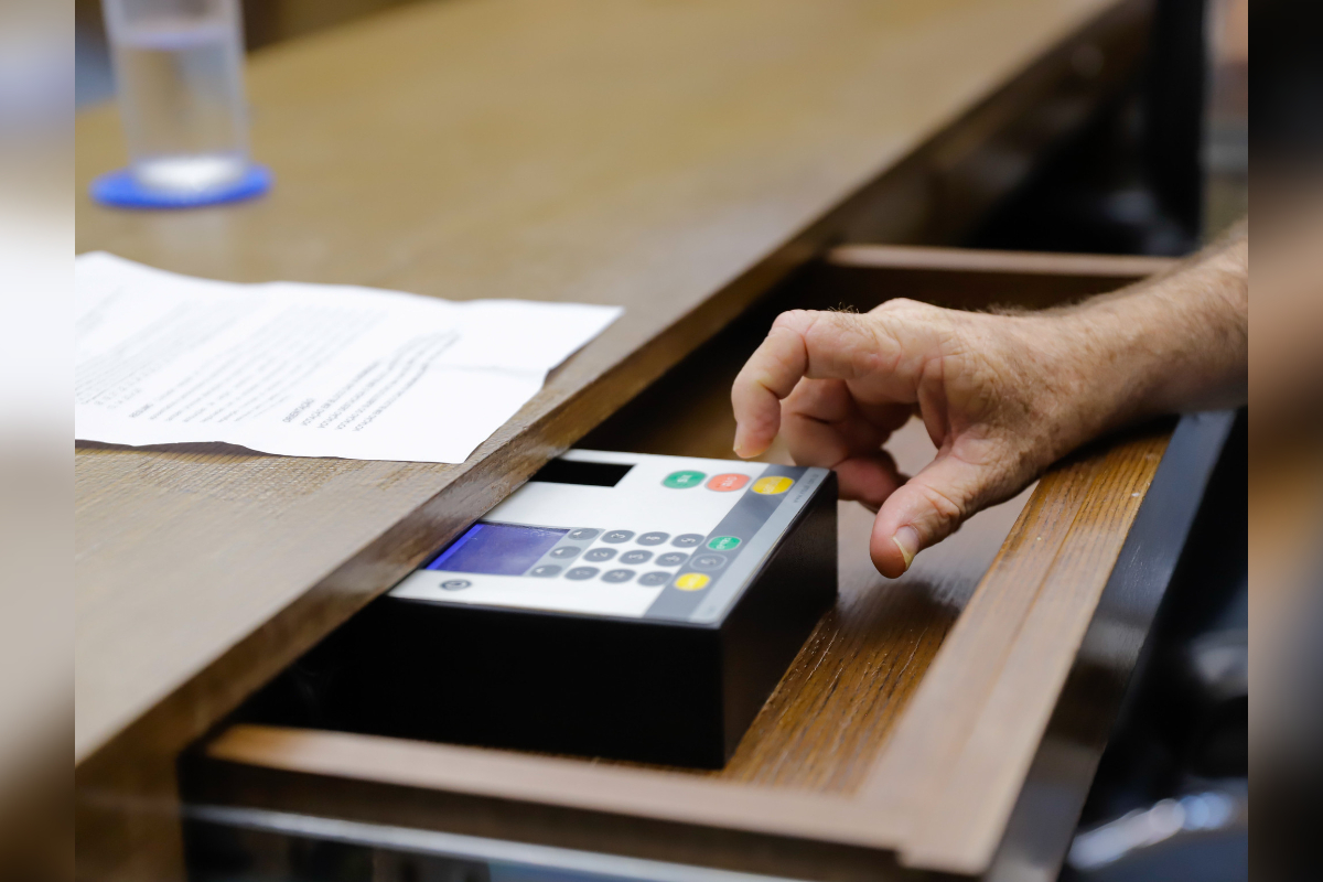 vereador votando na Câmara Municipal de BH