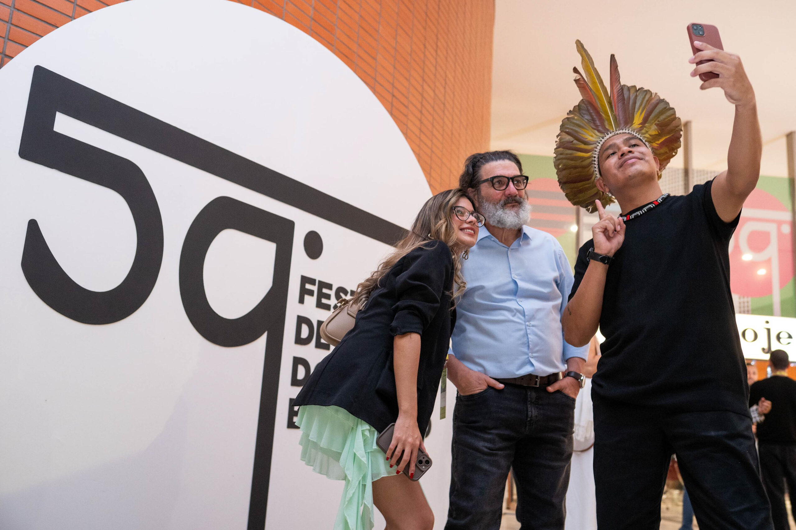Ator e cantor guarani-kaiowá Luan Iturve (direita), ator uruguaio César Troncoso (meio) e a atriz paraguaia Ivana Gomez (esquerda)