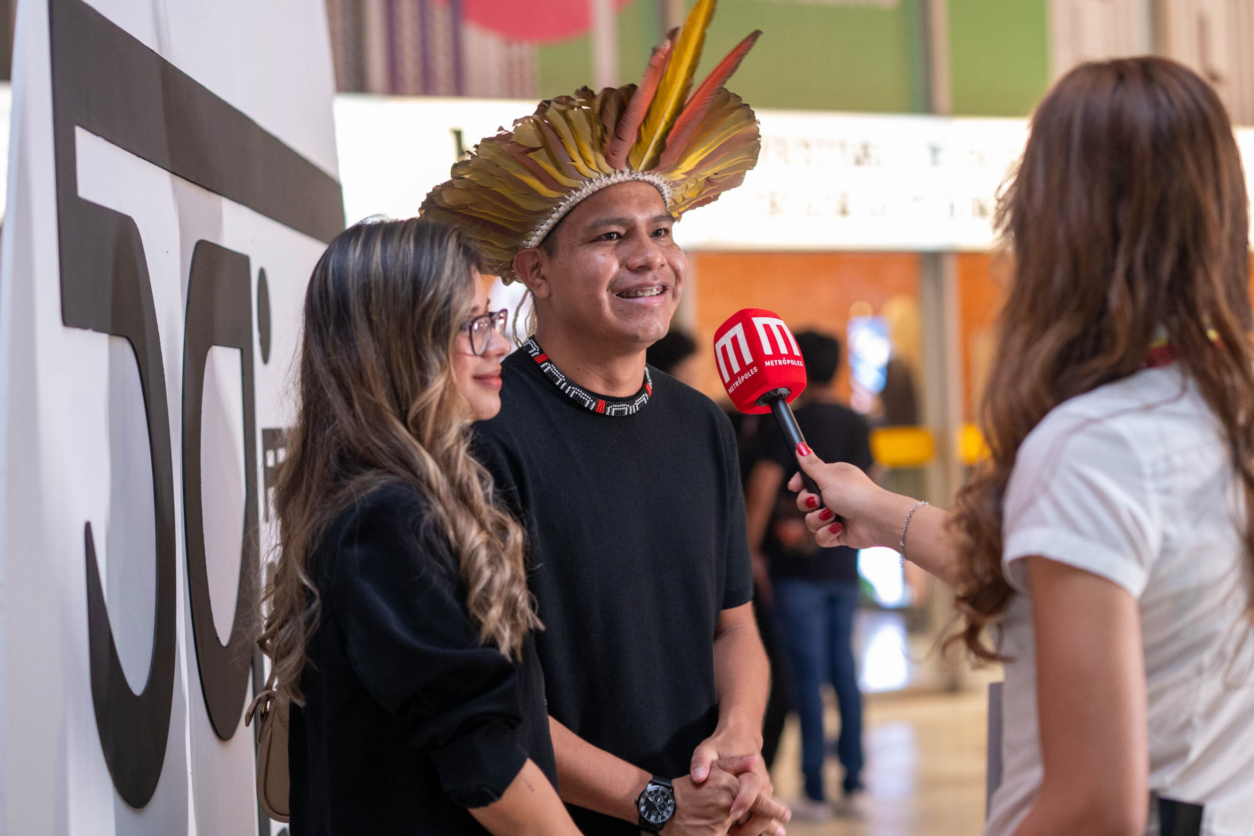 Ator e cantor guarani e a atriz paraguaia Ivana Gomez
