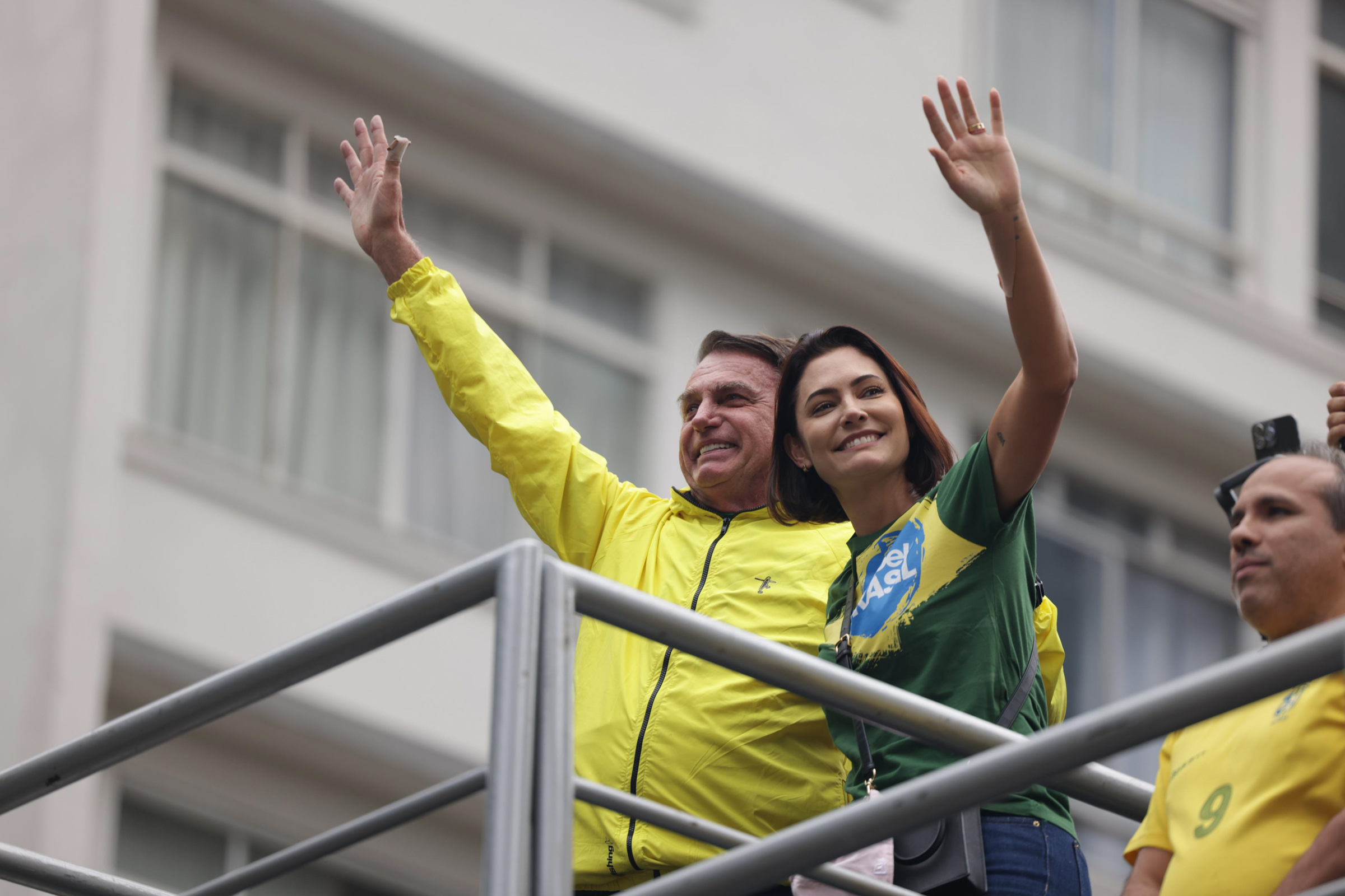 TRE-DF manda suspender propaganda de Michelle que usa imagem de Bolsonaro
