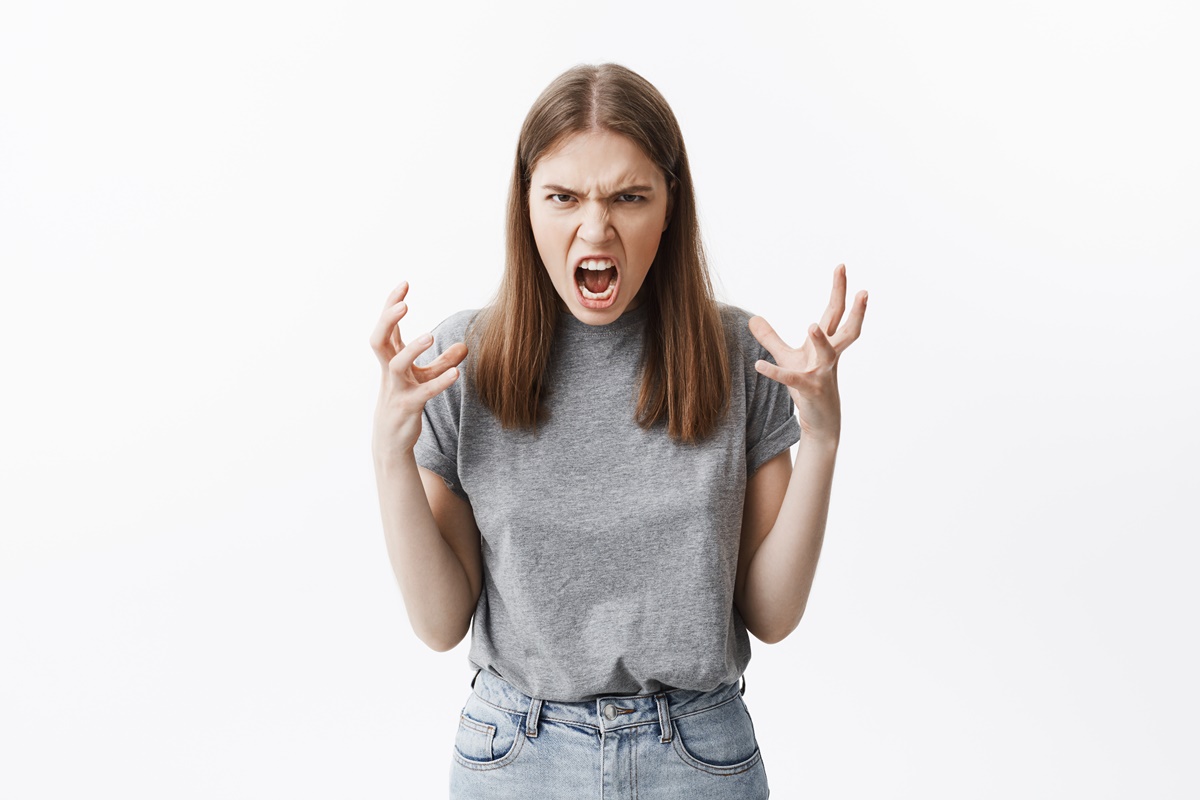 mulher com raiva, brava e estressada
