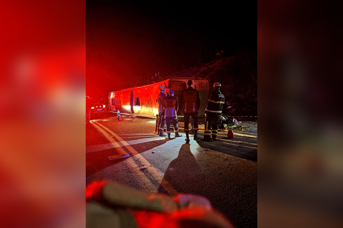 Imagens mostram destruição de ônibus que ia para MG e tombou no ES
