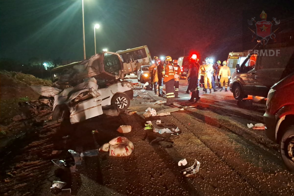 Acidente grave entre carro e ônibus mata criança e homem no DF