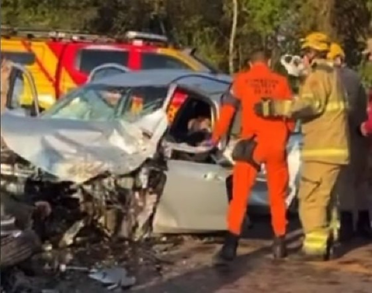 Acidente deixa feridos e condutora presa às ferragens em Goiânia