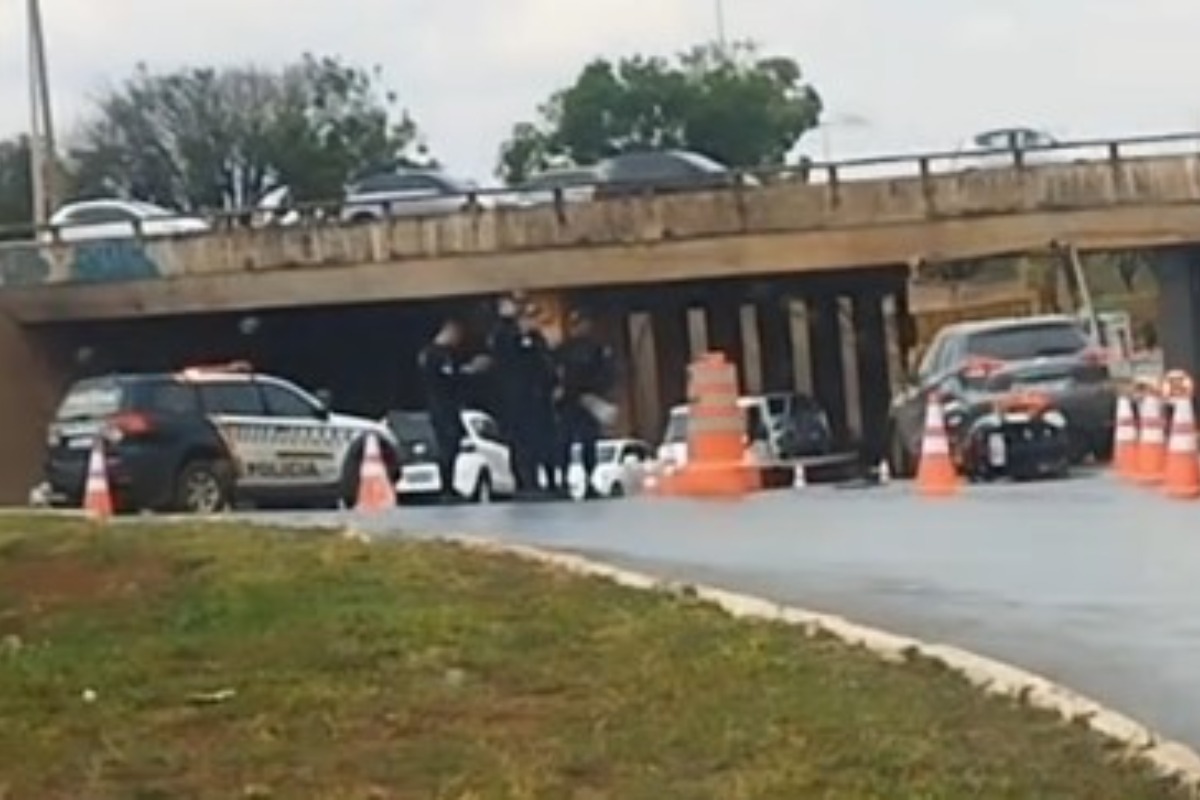 Acidente entre carro e moto trava trânsito no viaduto da Estrutural