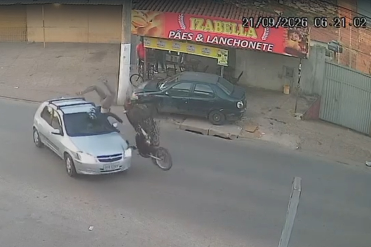Motociclista dá cambalhota e cai sentado em cima de carro após acidente