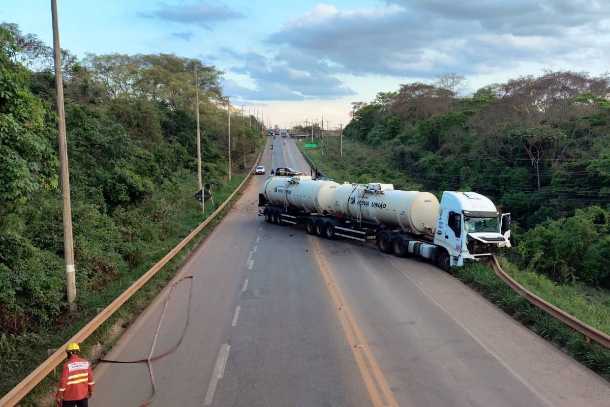 Motorista morre após acidente com caminhão-tanque na BR-080, em Brazlândia