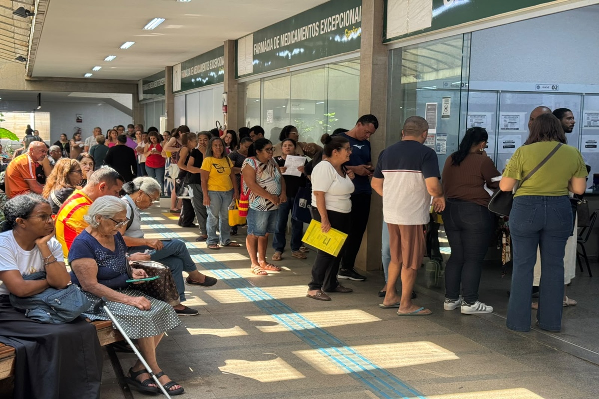 Pacientes lotam Farmácia de Alto Custo por dificuldade em marcação digital