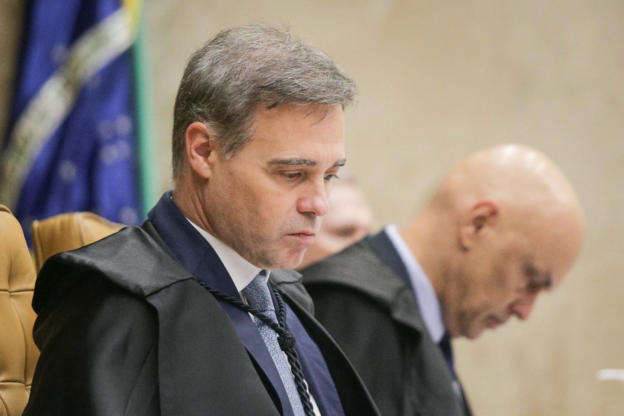 Tesouraço: Mendonça libera crítica a Flávio no rádio e barra peça na TV - Foto