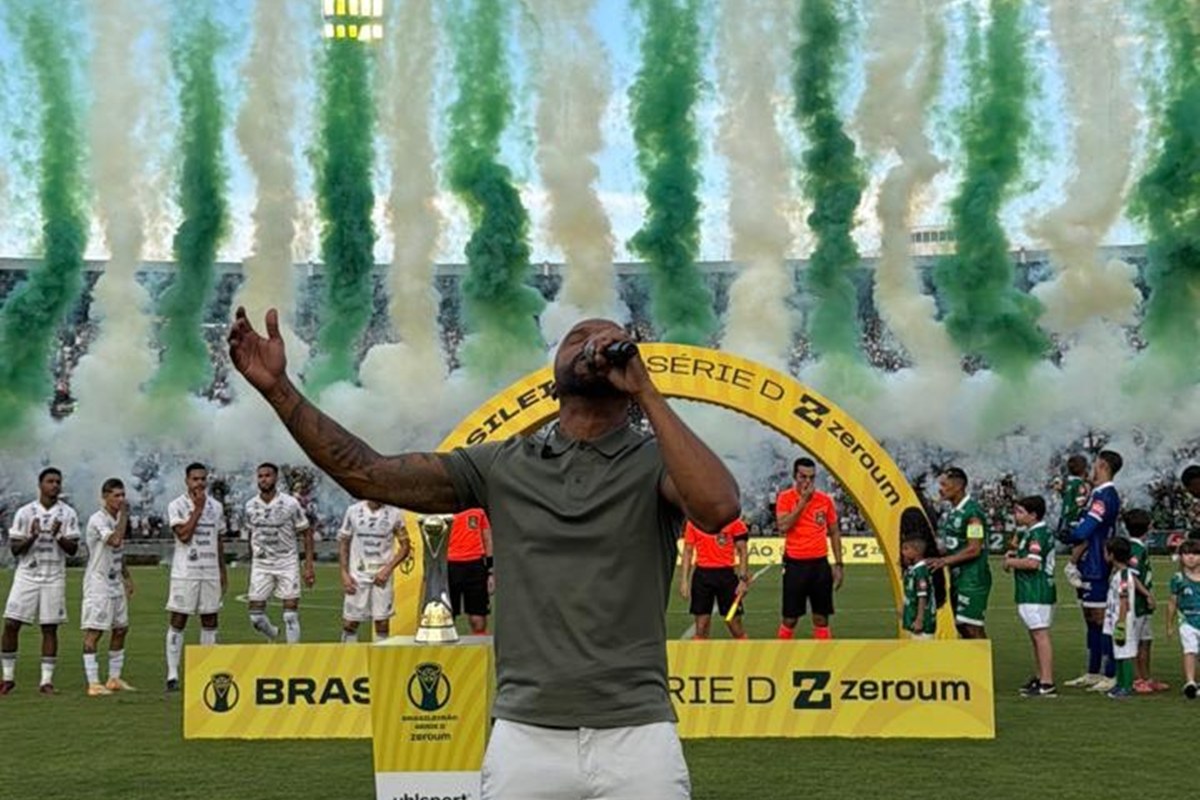 Série D ZeroUm: Alexandre Pires se emociona ao cantar hino nacional