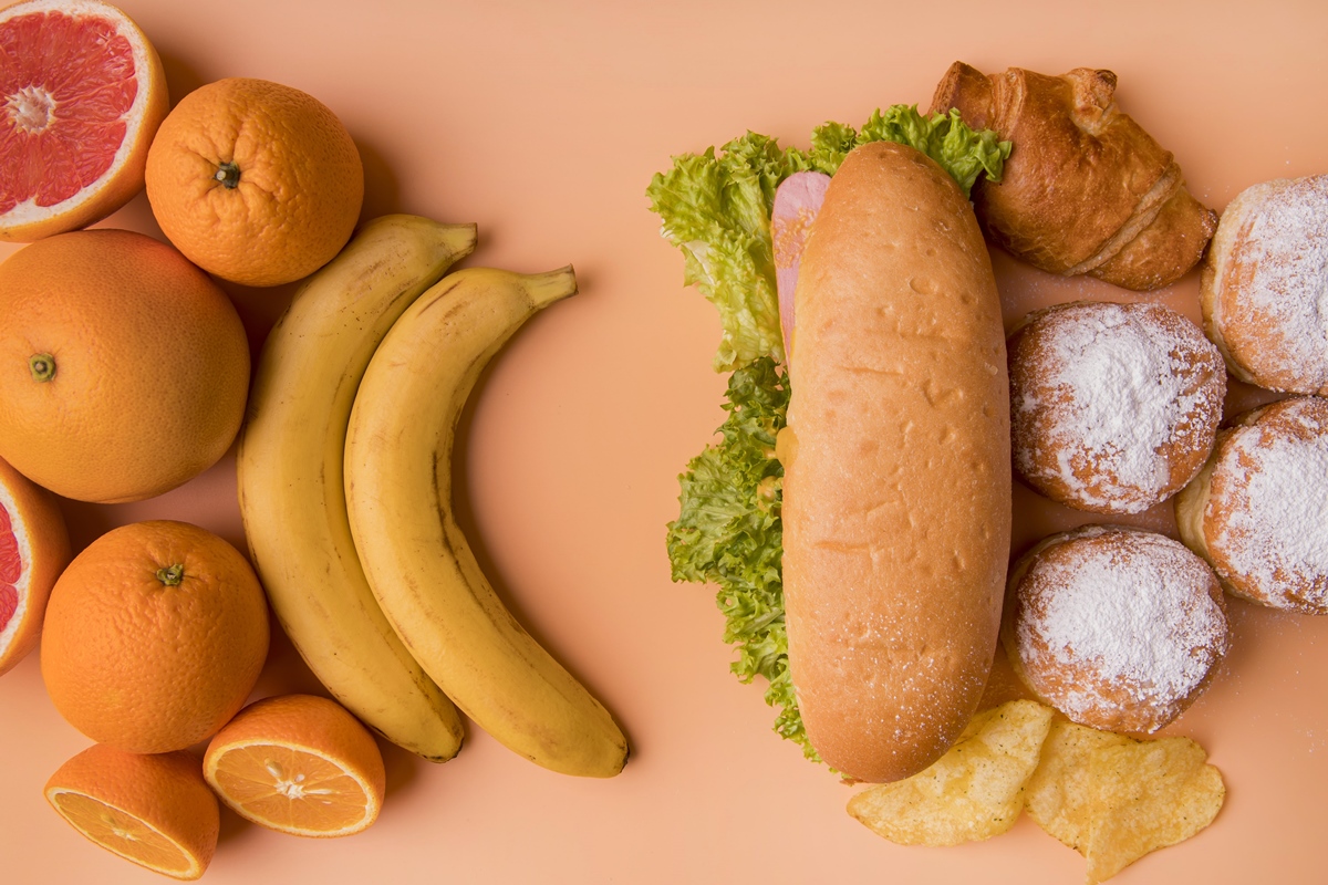 foto colorida de alimentos ultraprocessados frente a alimentos naturias. - Metrópoles. 