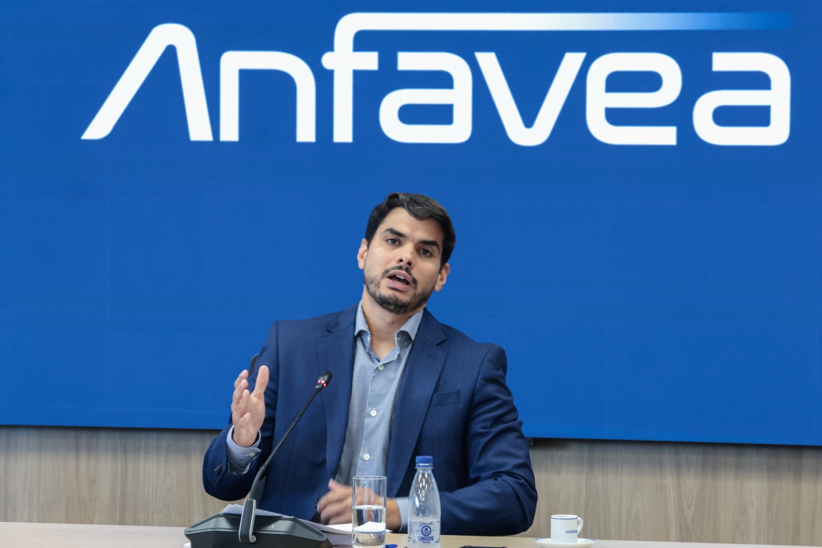 Produção de veículos atinge recorde, com avanço puxado por importados