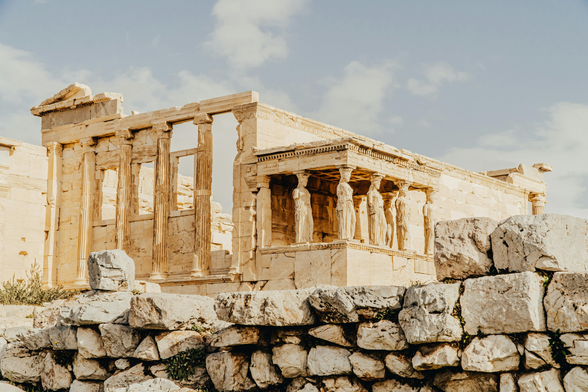 Erechtheion, um famoso templo da Grécia Antiga localizado na Acrópole de Atenas