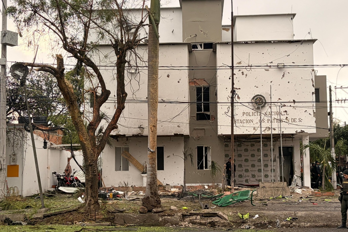 Carro-bomba explode em delegacia na Colômbia; 1 morre e 15 ficam feridos