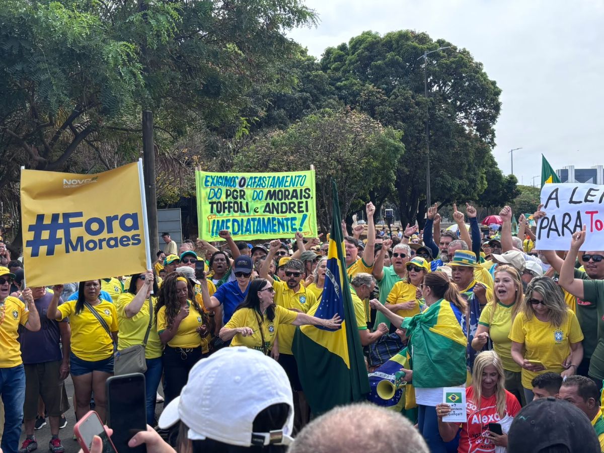 Ato em Brasília pede impeachment de Moraes em meio à crise no STF