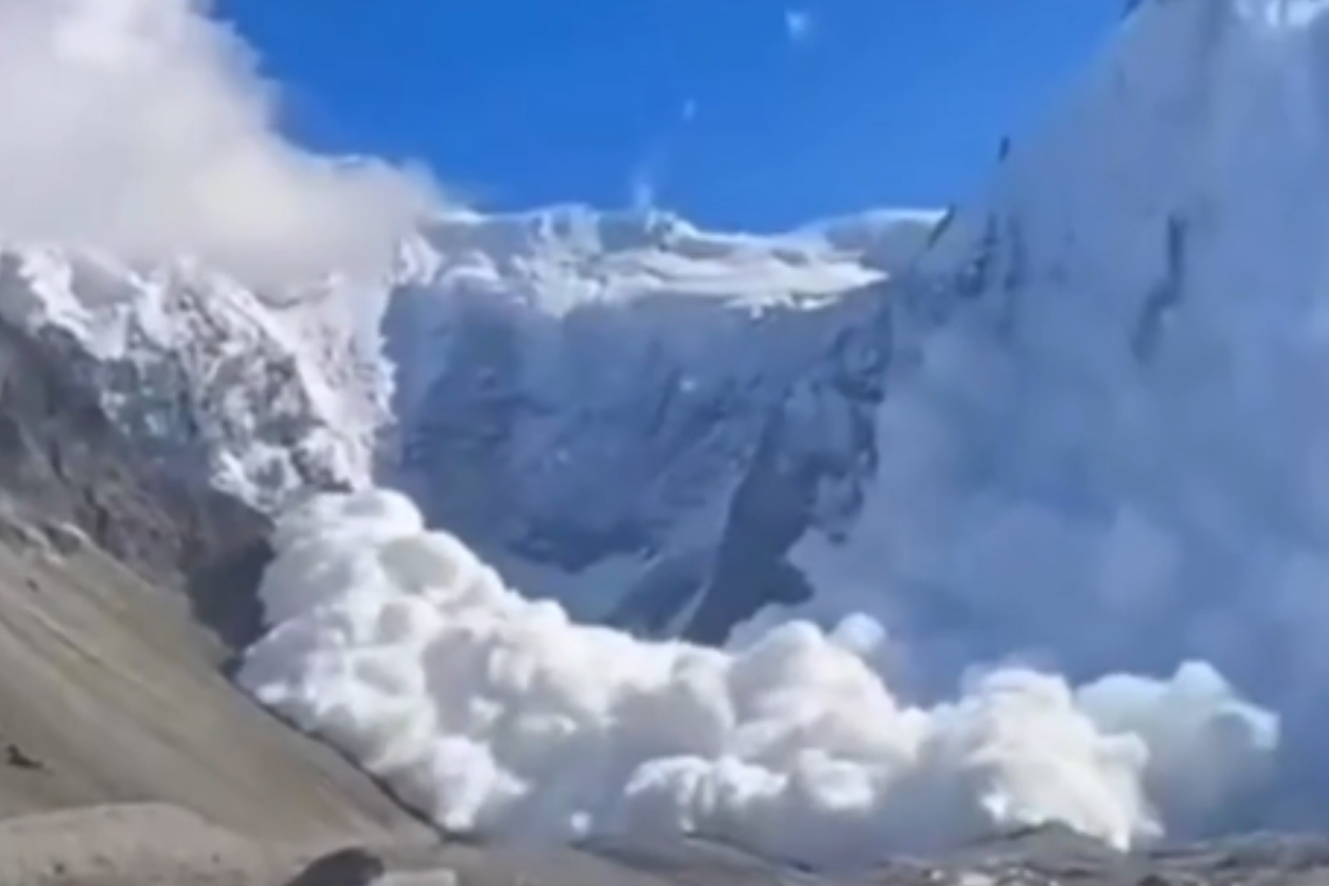 Imagens mostram avalanche que atingiu 33 alpinistas na Rússia; 11 morreram