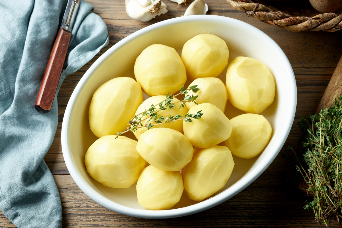 Foto colorida de batatas em tigela branca - Metrópoles