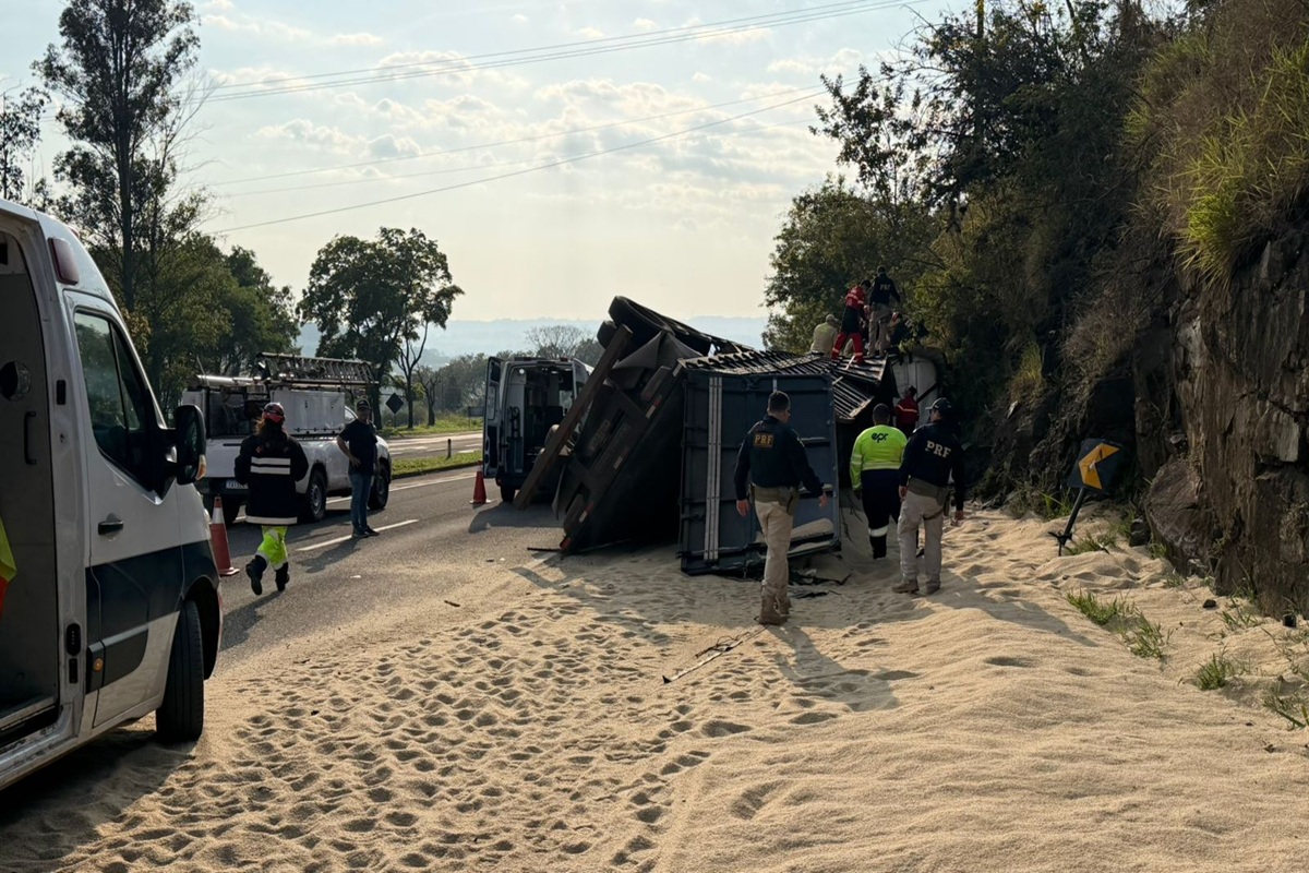 Bebê morre soterrado em tombamento de carreta um dia antes de fazer 7 meses - Foto