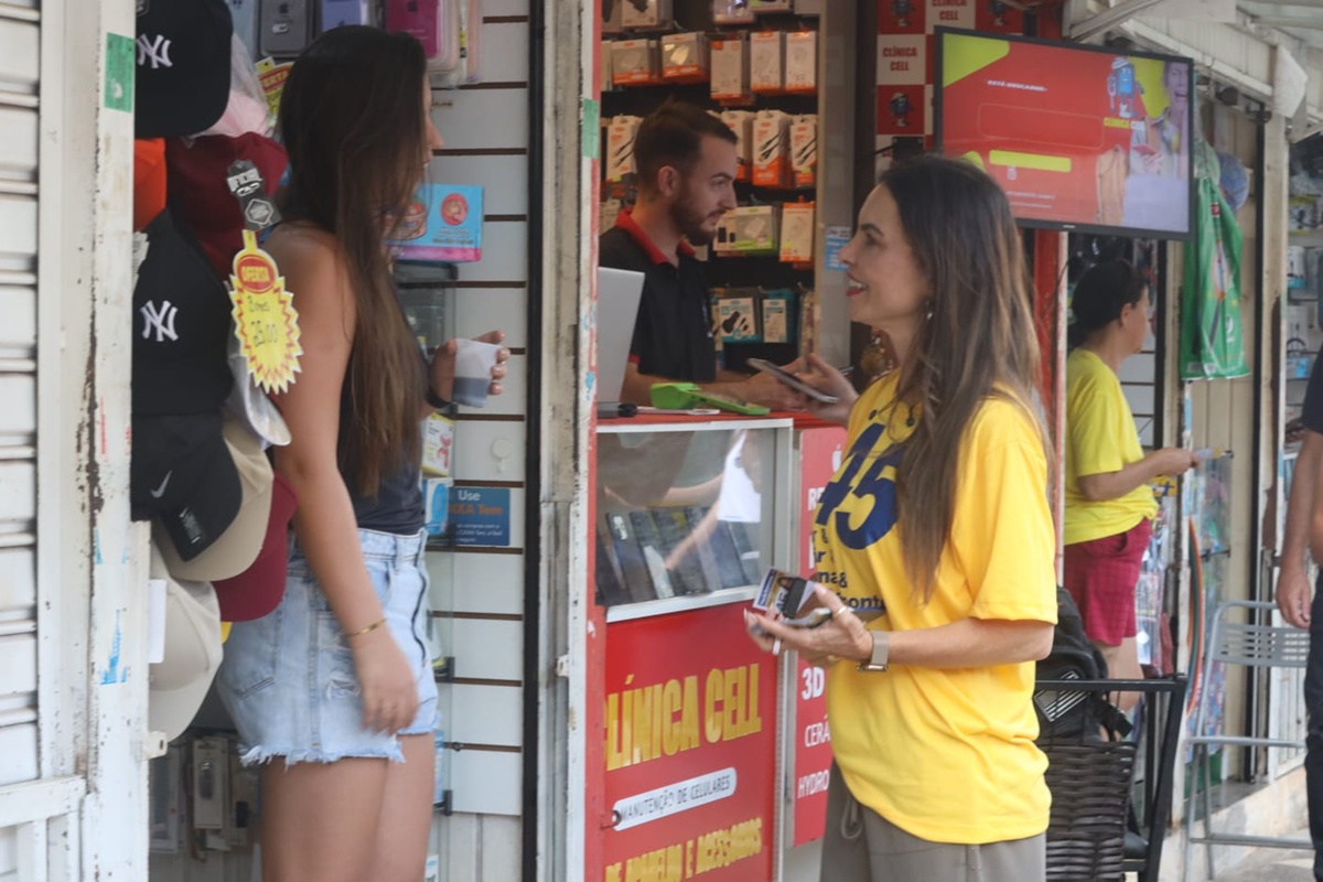 Em caminhada, Paula Belmonte fala sobre moradia e Segurança Pública