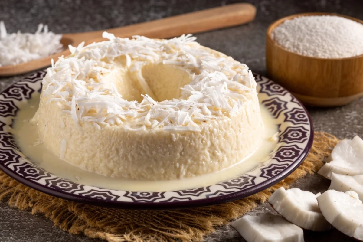 Bolo de tapioca sem forno fica pronto rápido e leva poucos ingredientes