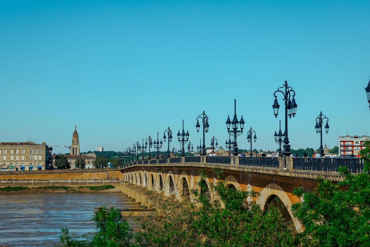 Pont de Pierre (Ponte de Pedra) cruzando o rio Garona em Bordeaux, na França, Europa