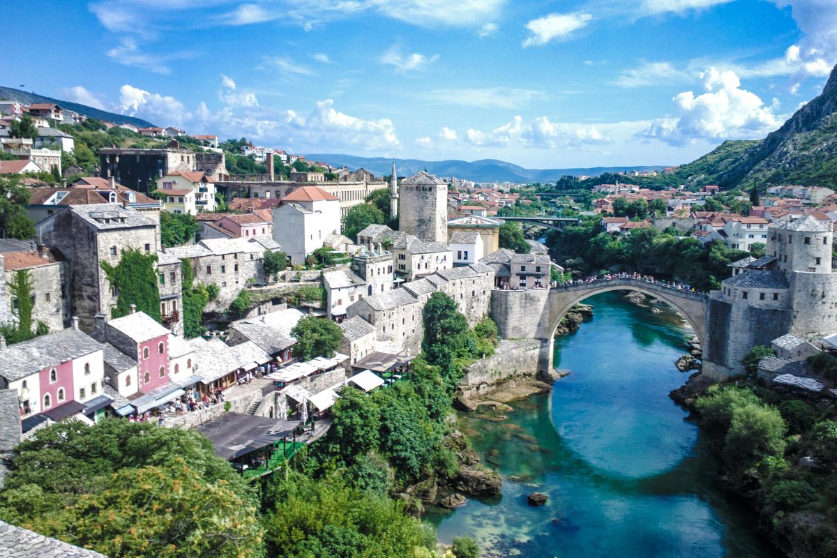 Ponte Velha na histórica cidade de Mostar, localizada na Bósnia e Herzegovina, Europa