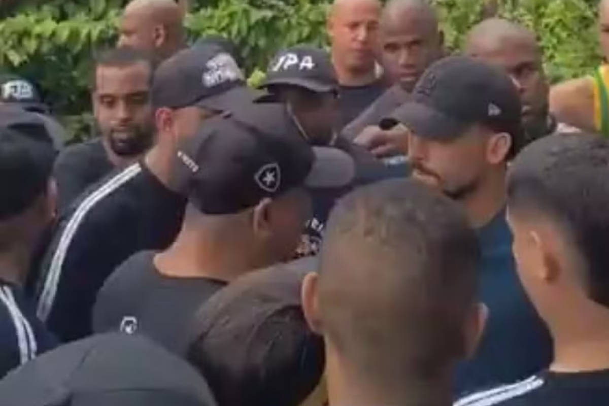 Organizadas do Botafogo protestam contra desempenho da equipe na temporada