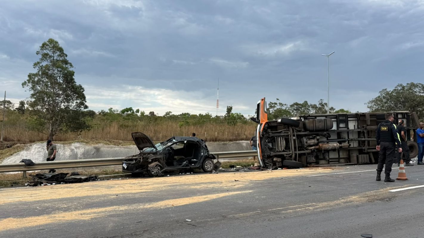 Acidente entre 4 carretas, 4 carros e motos deixa feridos e trava BR-020
