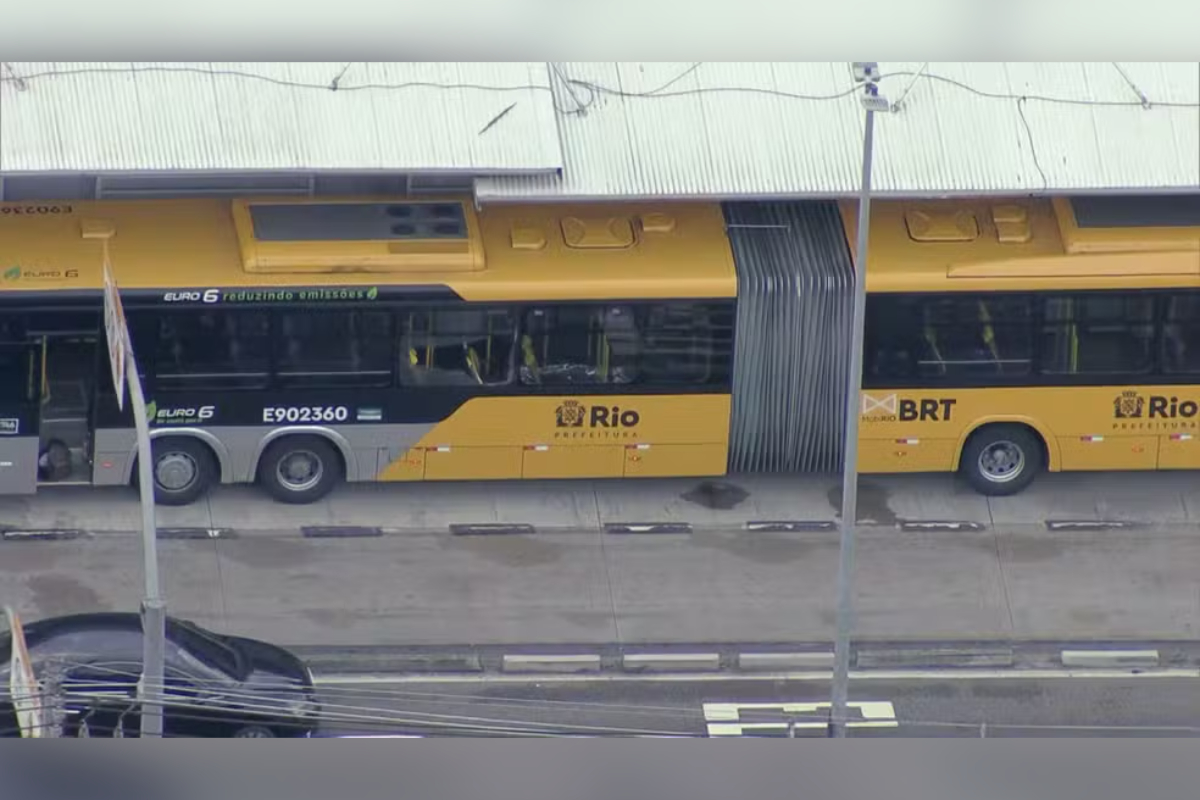Passageiro morre após ser atingido por tiro dentro de ônibus do BRT no Rio