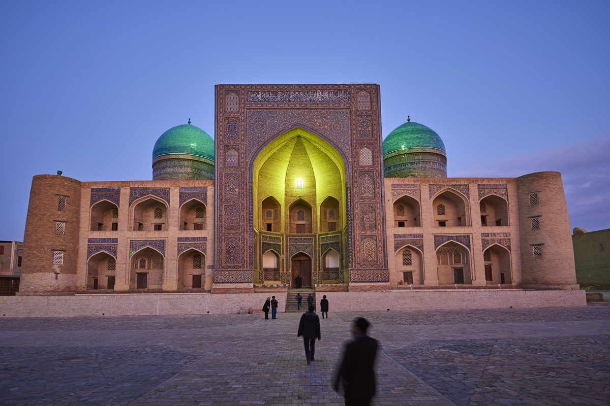 Foto colorida de monumento no Uzbequistão - Metrópoles