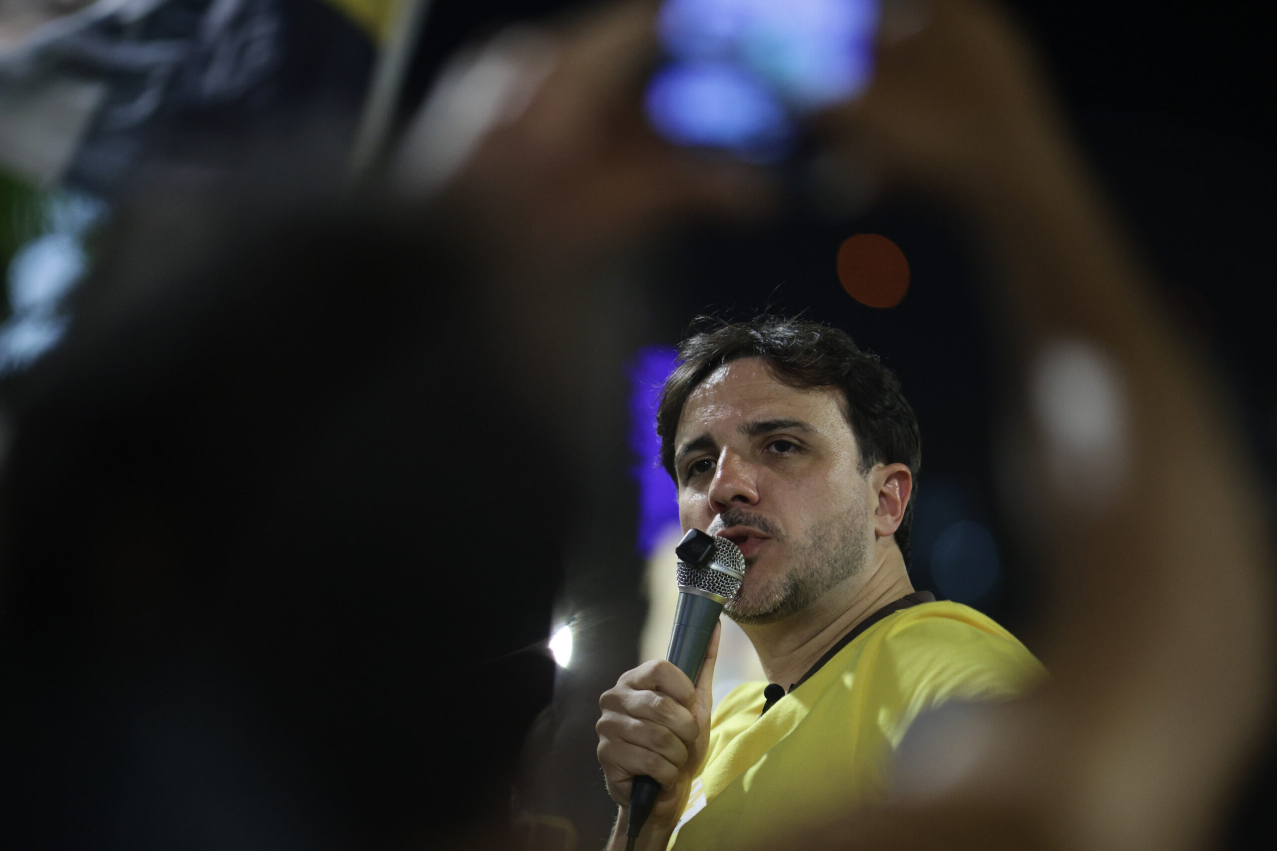 Renan Santos critica uso de Nossa Senhora Aparecida em discursos políticos