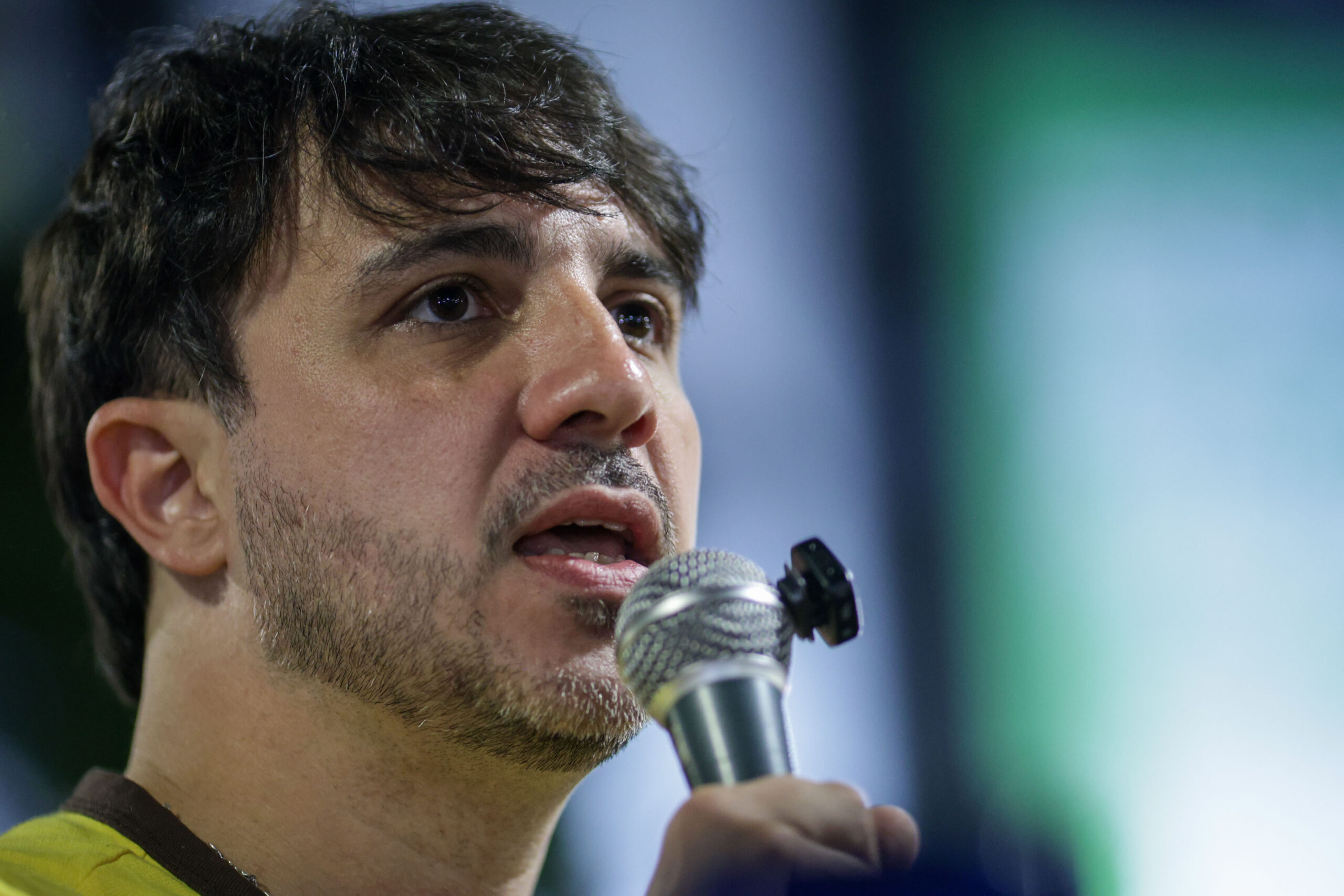 Missão vai ao TSE pedir para que Renan Santos participe de debate da Globo
